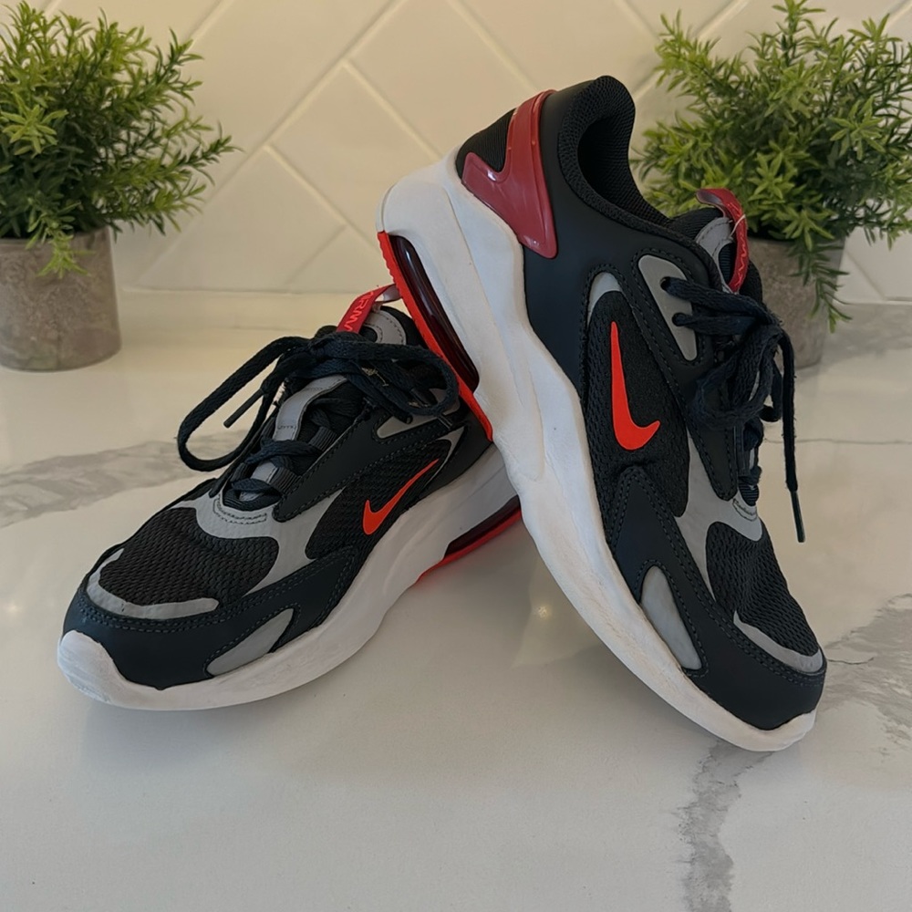 Boys Nike air max bolt